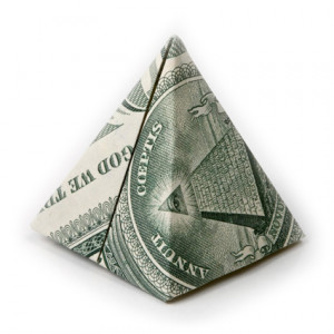 Pirámide de origami con un billete