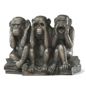 Tres monos, uno queriendo oír, otro queriendo ver de lejos y otro gritando